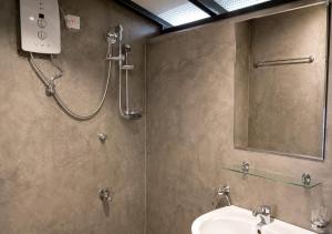 a bathroom with a shower and a sink and a mirror at Belihuloya Escape and Cafe in Belihuloya +46 photos