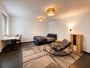 a bedroom with a bed and a table and a chair at Hotelikum zentreal Bequem in Heilbronn