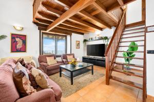 a living room with a couch and a table at LAS MORADITAS, CHALET con PISCINA PRIVADA in Adeje