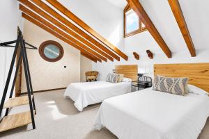 two beds in a room with a tripod at LAS MORADITAS, CHALET con PISCINA PRIVADA in Adeje +20 photos