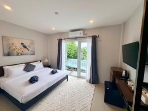 Llit o llits en una habitació de Tiny Dreams Room Rentals