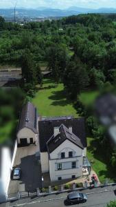 an aerial view of a house and a yard at Apartment Hafingervilla in Sankt Pölten