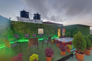 a garden with chairs and a table and plants at Hotel Suba Palace Near Gateway of India in Mumbai