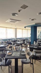 a dining room filled with tables and chairs at Hotel El Cruce Moraleda in Moraleda de Zafayona +35 photos