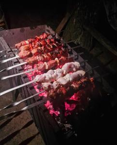 Eine Gruppe Hühner brät auf einem Grill in der Unterkunft Pie omītes in Ventspils + 17 Fotos