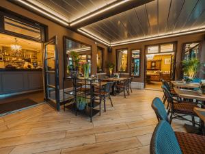 a dining room with tables and chairs in a restaurant at Platán Utca - Platán Tata in Tata
