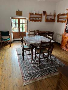 a dining room with a table and chairs at La Chungita in Villanueva de Arosa