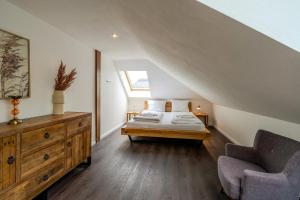 a bedroom with a bed and a chair at Seemannshus in Born