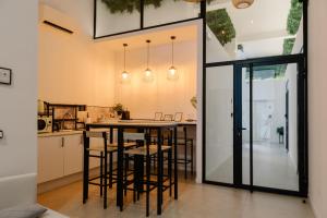 an open kitchen with a table and chairs at Niña Mala in Valencia