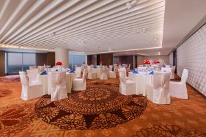 达卡Crowne Plaza Dhaka Gulshan by IHG的摆着白色桌子和椅子的宴会厅 更多37张照片