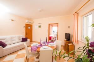 Televízia a/alebo spoločenská miestnosť v ubytovaní Apartments Grbic