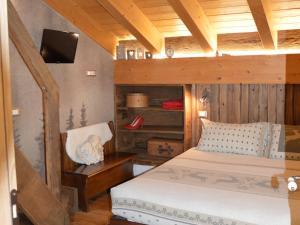 a bedroom with a bed and a tv in a room at B&B Ca' La Vedescia in Teglio