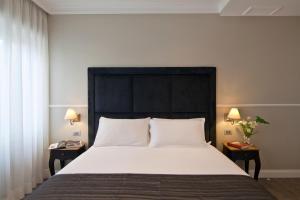 מיטה או מיטות בחדר ב-Seven Suites