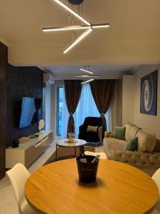 a living room with a table and a couch at F&L Relax Mamaia Nord -Apartament cu parcare gratuită in Mamaia Sat/Năvodari