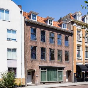 an old brick building on a city street at Kleinschalig Hostel in Deventer, centrum stad, aan de IJssel, in Deventer