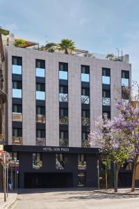 a building with a hotel roomrax sign on it at Hotel Don Paco in Seville
