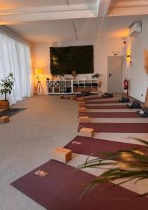 a large room with rows of yoga mats at Prado Villas in Vilamoura