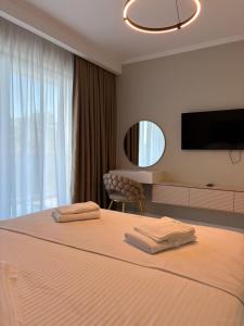 a bedroom with a bed with two towels on it at F&Lrelax-Apartamente de închiriat aproape de plajă in Mamaia Sat/Năvodari