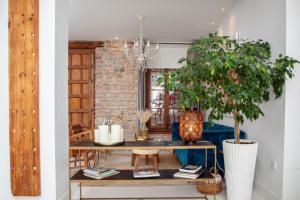 a living room with a table and a plant at LD Convento Cister in Málaga
