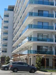 two cars parked in front of a building at F&Lrelax-Apartamente de închiriat aproape de plajă in Mamaia Sat/Năvodari
