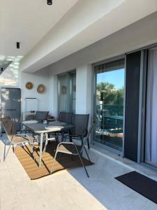 a dining room with a table and chairs at F&Lrelax-Apartamente de închiriat aproape de plajă in Mamaia Sat/Năvodari