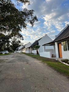 a row of houses on a street at Kliprivier Park Tulbagh in Tulbagh