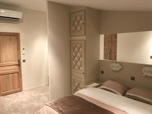 1 dormitorio con cama y espejo grande en Maison " Cosinelle ", en Meyrargues