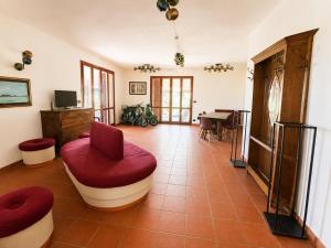 a living room with a couch and a table at B&B La Vigna dei Fratelli in lido degli scacchi