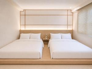 two beds in a room with white sheets at 윤스테이 행궁 호텔-Yoonstay Haenggung in Suwon +9 photos