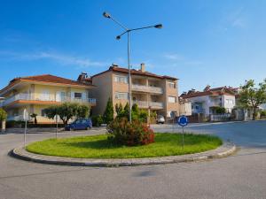 a roundabout in the middle of a street with houses at KRAKEN Apartment in Leptokarya