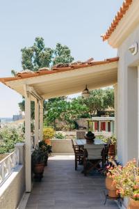 a patio with a table and chairs under a pergola at Limnia View in LimiÃ¡