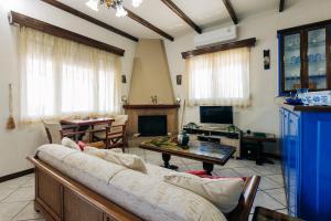 a living room with a couch and a table at Limnia View in LimiÃ¡