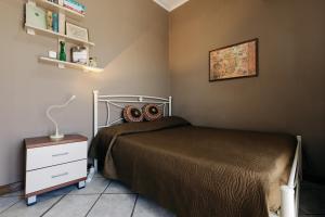 a bedroom with a bed and a nightstand with a bed sidx sidx sidx sidx at Limnia View in LimiÃ¡