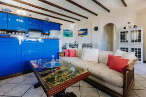 a living room with a couch and a table at Limnia View in LimiÃ¡