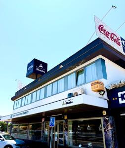 a store front of a building with a car parked outside at Hotel El Cruce Moraleda in Moraleda de Zafayona
