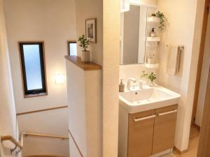 a bathroom with a sink and a mirror at すずめのとまりぎ in Nasu