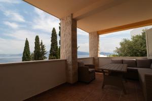 a balcony with a table and a view of the ocean at Starfish Apartments in Sutivan