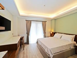 a hotel room with a bed and a window at Hotel Lina Oldcity in Istanbul