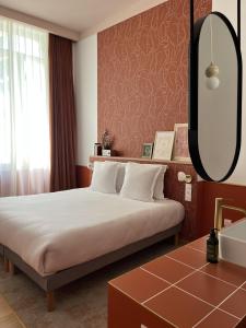 a bedroom with a large bed and a mirror at Grand Juste in Marseille
