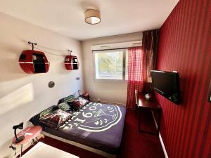 a small bedroom with a bed and a window at Studio lumineux et climatisé avec parking gratuit - Tramway devant la résidence - appartement 114 in Grenoble