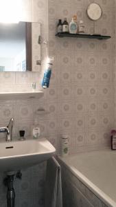 y baño con lavabo y espejo. en Renovated Mountain View Apartment - Les Eperviers, en Crans-Montana