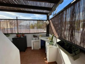 a balcony with a sink and plants on it at Casa Mellis Aguamarga in Agua Amarga