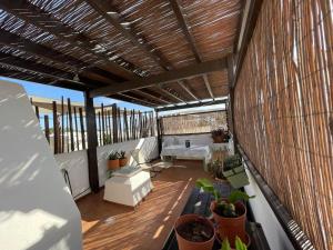 a balcony with a table and plants on it at Casa Mellis Aguamarga in Agua Amarga