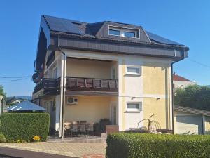 a house with a solarium on top of it at Plitvice Green Gold Apartments in Korenica