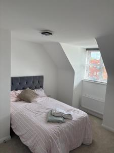 a bedroom with a bed with a blanket and a window at Hanavine Room in Moulton