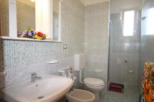 Koupelna v ubytování Residence Jonico + 37 fotografií