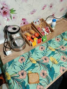 a table with a tray of bread and a box of food at Locazione breve LE ROSE in Darfo