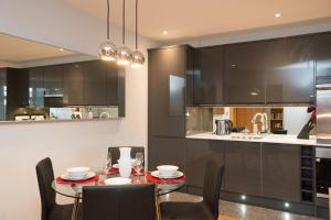 cocina y comedor con mesa y sillas en HomefromHolme St Peters Mews, en Saint Albans