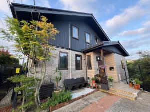 a home with a black and white house at ゲストハウス カタツムリ in Shiogama