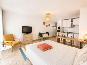 a living room with a bed and a kitchen at Studio spacieux centre-ville avec ascenseur - Le Bohème in Digne-les-Bains +8 photos